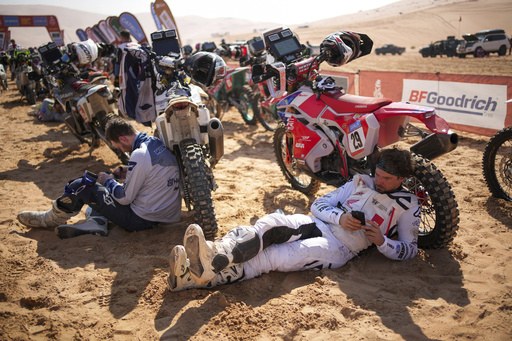 APTOPIX Saudi Arabia Dakar Rally-Preview (JPG)