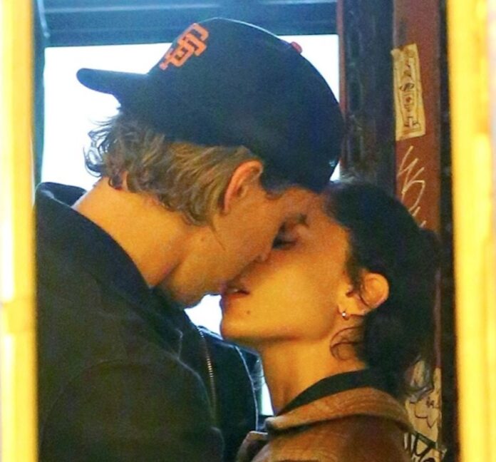 Austin and Zoe snog Zoe Kravitz and Austin Butler