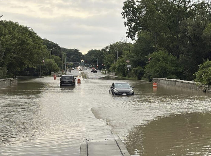 Midwest Flood Alerts Affect 14 Million Americans, 900 Flights Delayed